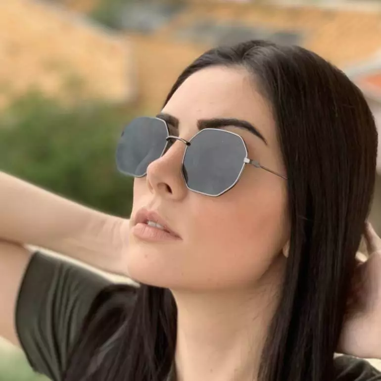 oculos de sol quadrado preto elisa 4 0 2