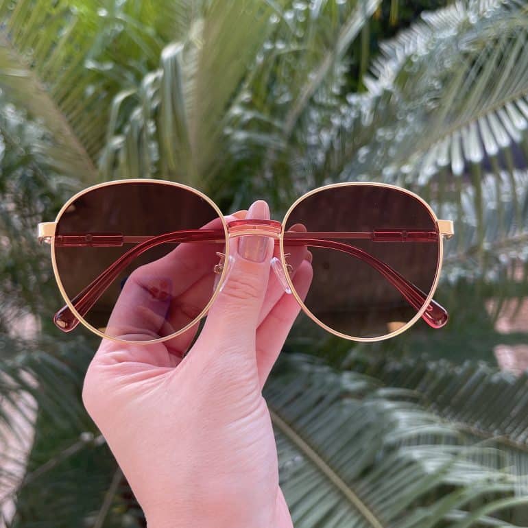Óculos de Sol Redondo Dourado com Rosa Maitê