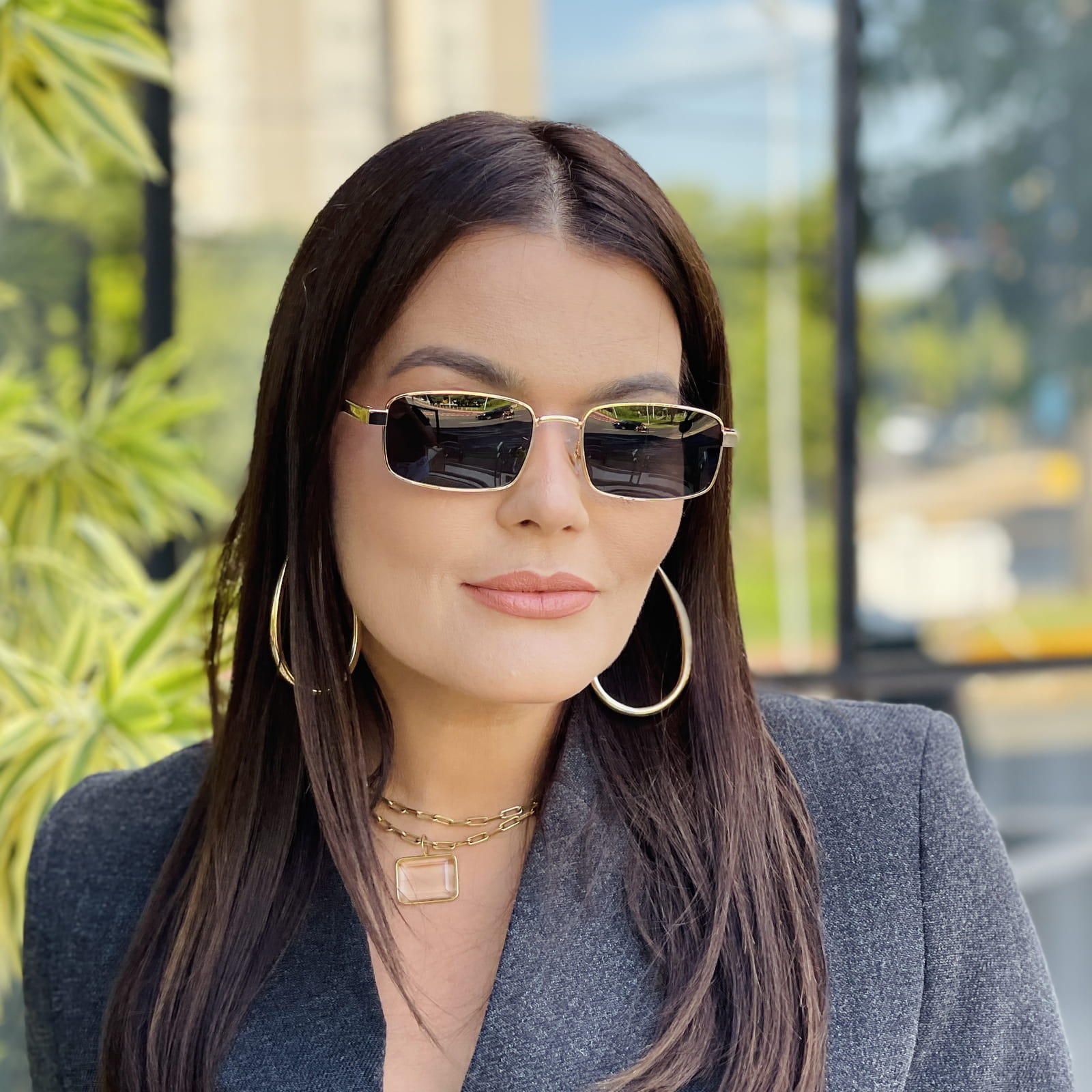 safine com br oculos de sol feminino retangular preto e dourado naomi 1