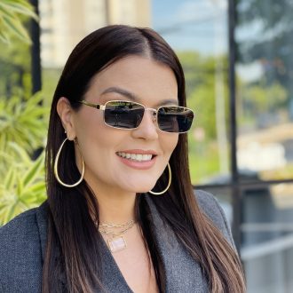 safine com br oculos de sol feminino retangular preto e dourado naomi 3