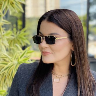safine com br oculos de sol feminino retangular preto e dourado naomi
